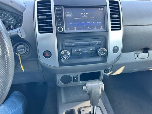 Used 2019 Nissan Frontier SV image 3