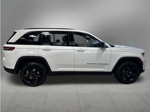 Used 2023 Jeep Grand Cherokee Altitude AWD/4WD image 6