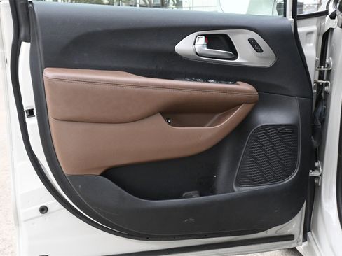 Used 2021 Chrysler Pacifica Limited w/ Uconnect Theater Family Group image 19