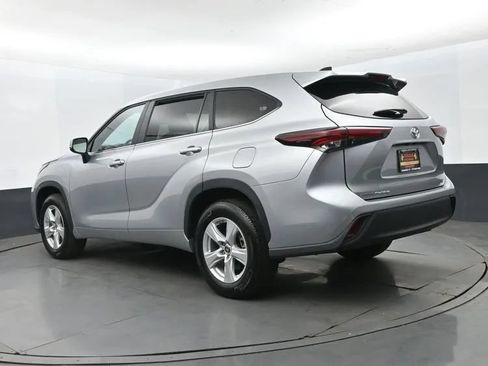 Used 2025 Toyota Highlander LE FWD image 9