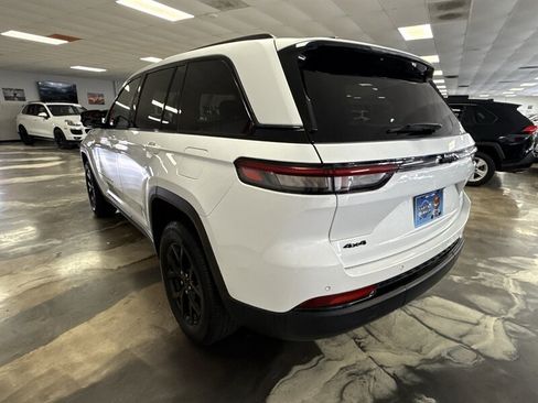 Used 2024 Jeep Grand Cherokee Altitude AWD/4WD image 5