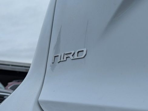 Used 2023 Kia Niro EX image 32