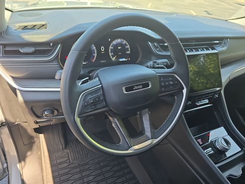 Used 2023 Jeep Grand Cherokee Limited w/ Black Appearance Package AWD/4WD image 16