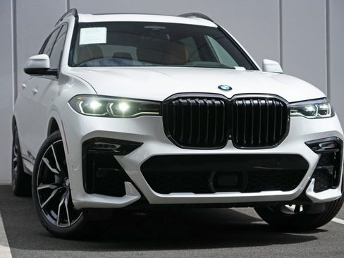 Used 2022 BMW X7 xDrive40i w/ M Sport Package AWD/4WD image 4