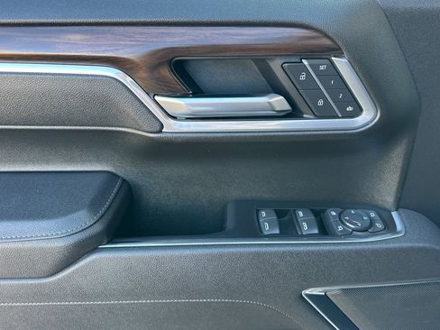 Certified 2025 GMC Sierra 1500 SLT image 11