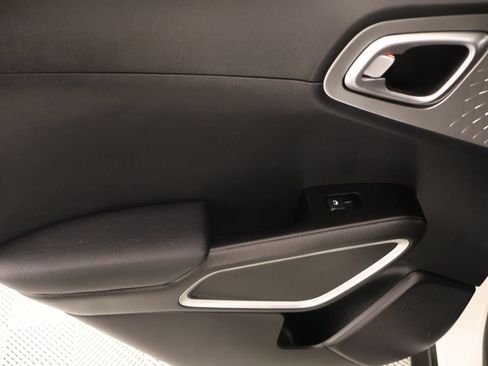 Used 2025 Kia Soul LX w/ LX Technology Package FWD image 15