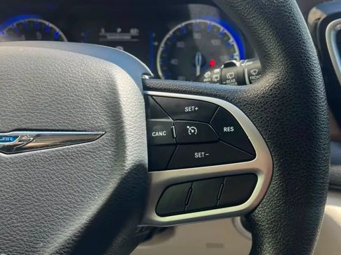 Used 2020 Chrysler Voyager L FWD image 27