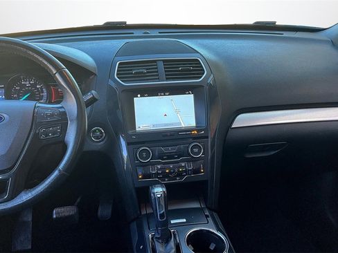 Used 2017 Ford Explorer XLT w/ Equipment Group 202A image 9