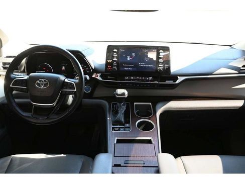 Used 2022 Toyota Sienna XLE image 23