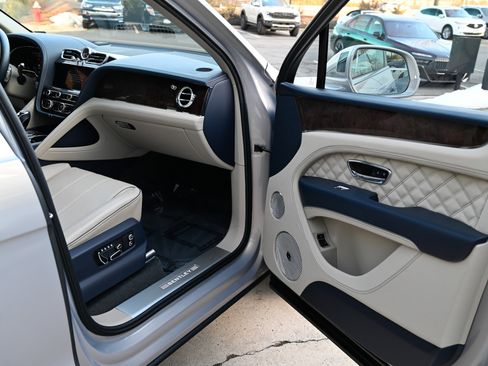 Used 2022 Bentley Bentayga image 53