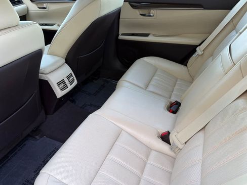 Used 2016 Lexus ES 350 w/ Luxury Package w/Wood Trim FWD image 4