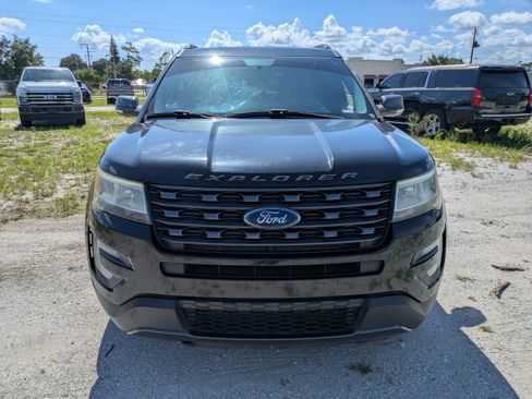 Used 2017 Ford Explorer XLT w/ Equipment Group 202A FWD image 9