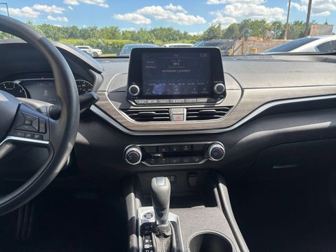 Used 2025 Nissan Altima 2.5 SV FWD image 17
