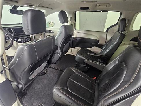 Used 2020 Chrysler Pacifica Touring-L image 28