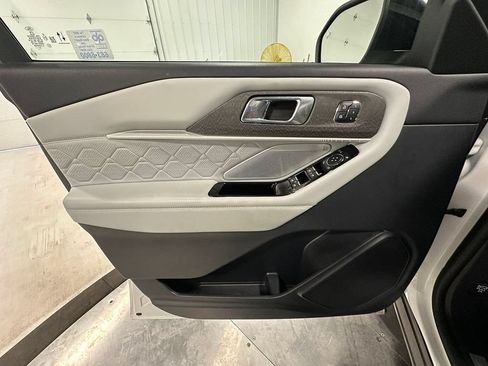 Used 2025 Ford Explorer Platinum w/ Ultimate Package AWD/4WD image 22