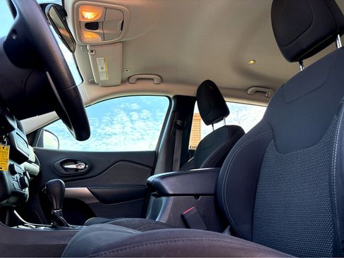 Used 2019 Jeep Cherokee Latitude w/ Popular Appearance Group image 10