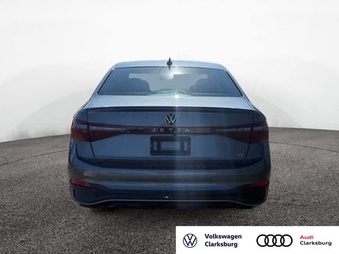 Used 2025 Volkswagen Jetta SE image 4