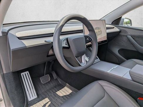 Used 2026 Tesla Model Y 2WD image 10