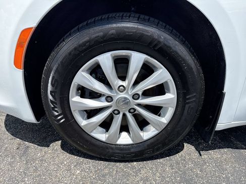 Used 2018 Chrysler Pacifica Touring-L FWD image 10