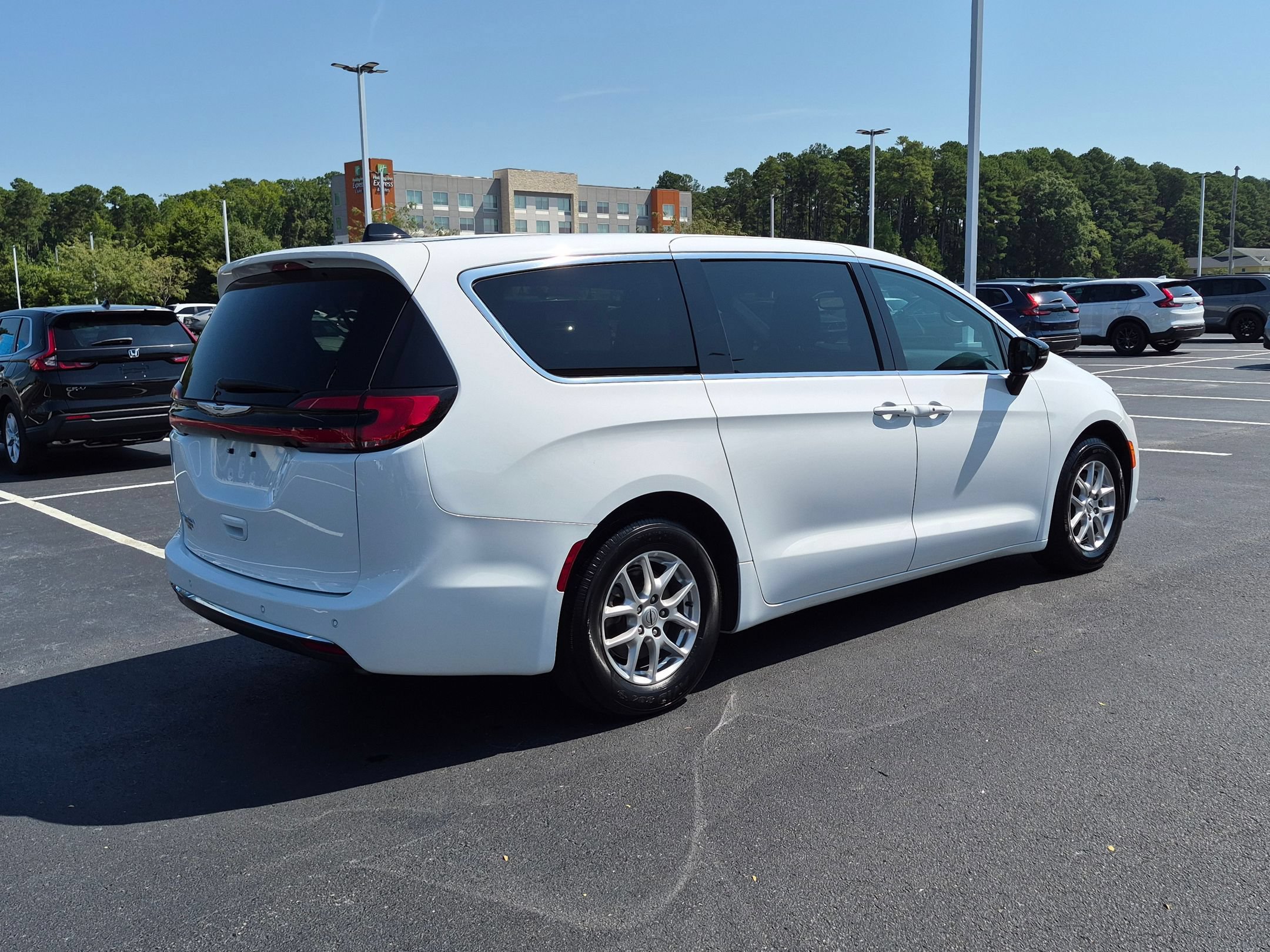 Used 2025 Chrysler Pacifica Select FWD image 3