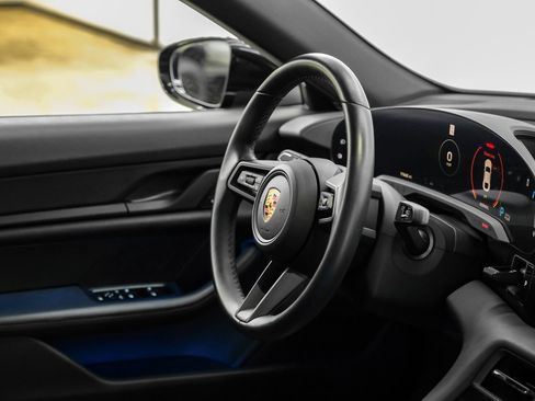 Used 2023 Porsche Taycan image 12