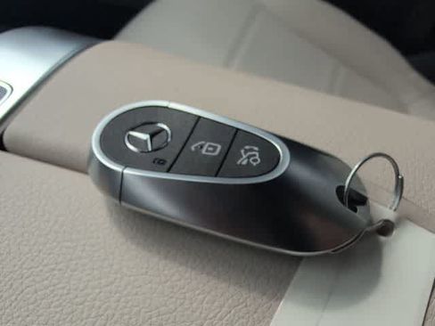 Used 2025 Mercedes-Benz GLC 350e 4MATIC image 34