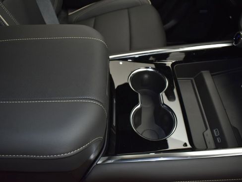 New 2025 Chevrolet Suburban Premier image 27