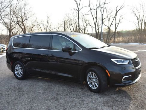 Used 2025 Chrysler Pacifica Select image 9