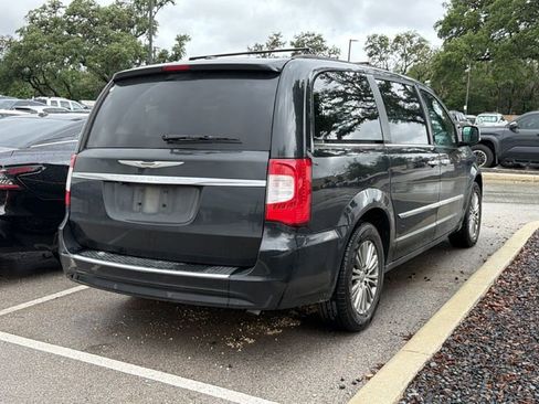 Used 2014 Chrysler Town & Country Touring-L w/ Driver Convenience Group FWD image 6