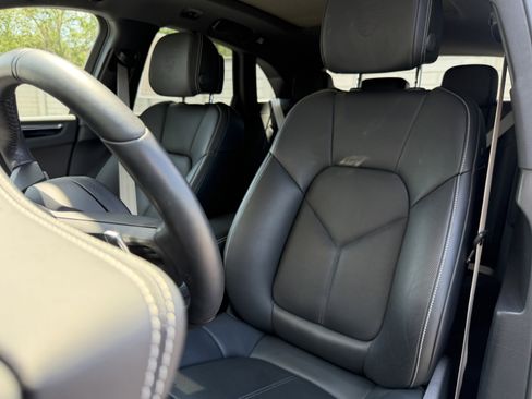 Certified 2025 Porsche Macan AWD/4WD image 5