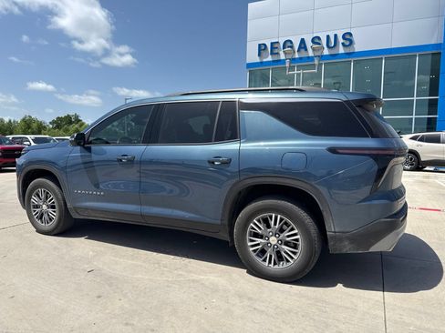Used 2025 Chevrolet Traverse LT w/ Driver Confidence Package FWD image 3