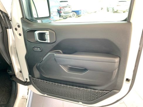 Used 2023 Jeep Gladiator Willys image 25