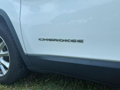 Used 2015 Jeep Cherokee Limited w/ Luxury Group AWD/4WD image 13