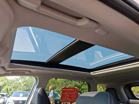 Certified 2025 Nissan Rogue Platinum w/ Tech Package image 17