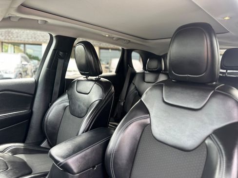 Used 2019 Jeep Cherokee Latitude Plus w/ Comfort/Convenience Group AWD/4WD image 21
