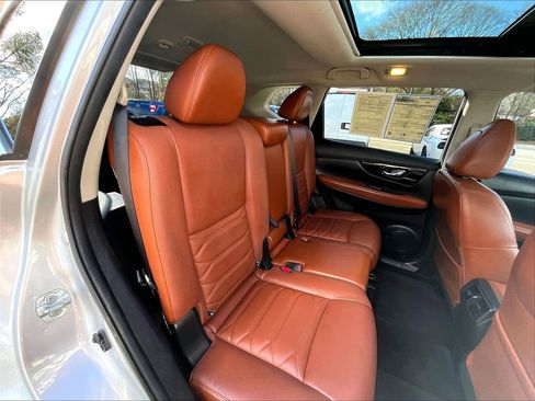 Used 2018 Nissan Rogue SL w/ Premium Package image 16