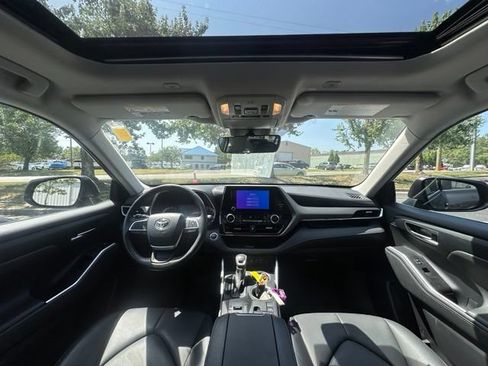 Used 2023 Toyota Highlander XLE FWD image 2