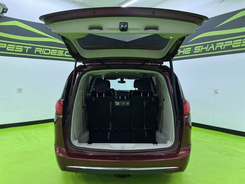 Used 2019 Chrysler Pacifica Touring-L FWD image 9