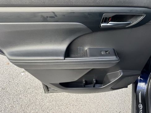 Used 2021 Toyota Highlander XLE image 24