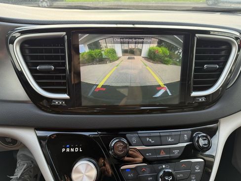 Used 2023 Chrysler Pacifica Touring-L FWD image 15