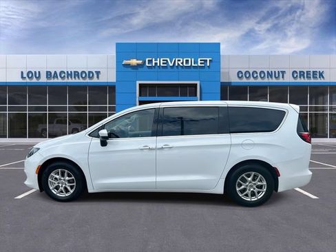 Used 2023 Chrysler Voyager LX FWD image 5