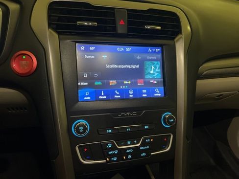 Used 2020 Ford Fusion SE image 8