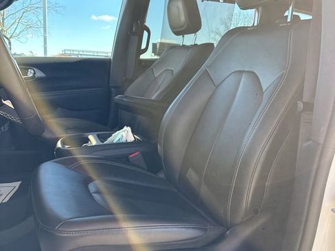 Used 2025 Chrysler Pacifica Select image 12