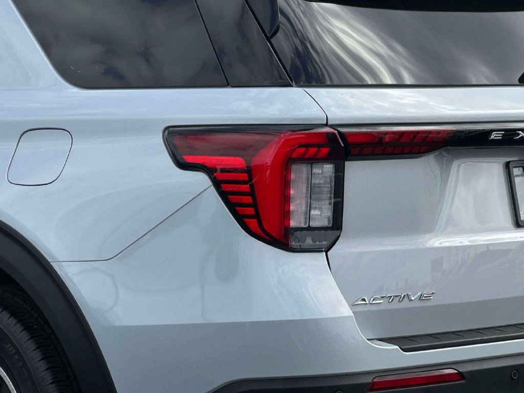 Used 2026 Ford Explorer Active AWD/4WD image 9