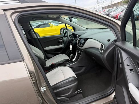 Used 2021 Chevrolet Trax LT FWD image 25
