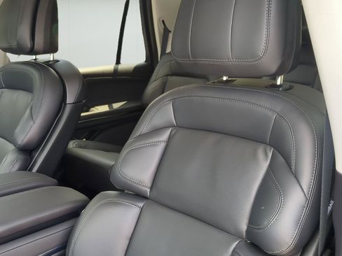 New 2026 Lincoln Navigator Premiere AWD/4WD image 9