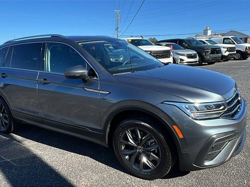 Used 2022 Volkswagen Tiguan SE w/ Panoramic Sunroof Package image 3