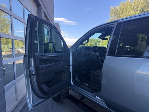 Used 2024 GMC Sierra 2500 AT4 w/ AT4 Premium Plus Package AWD/4WD image 18