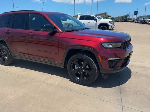Used 2025 Jeep Grand Cherokee Limited w/ Black Appearance Package AWD/4WD image 3
