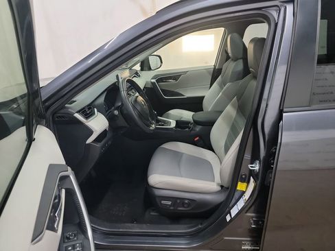 Used 2021 Toyota RAV4 XLE Premium image 9